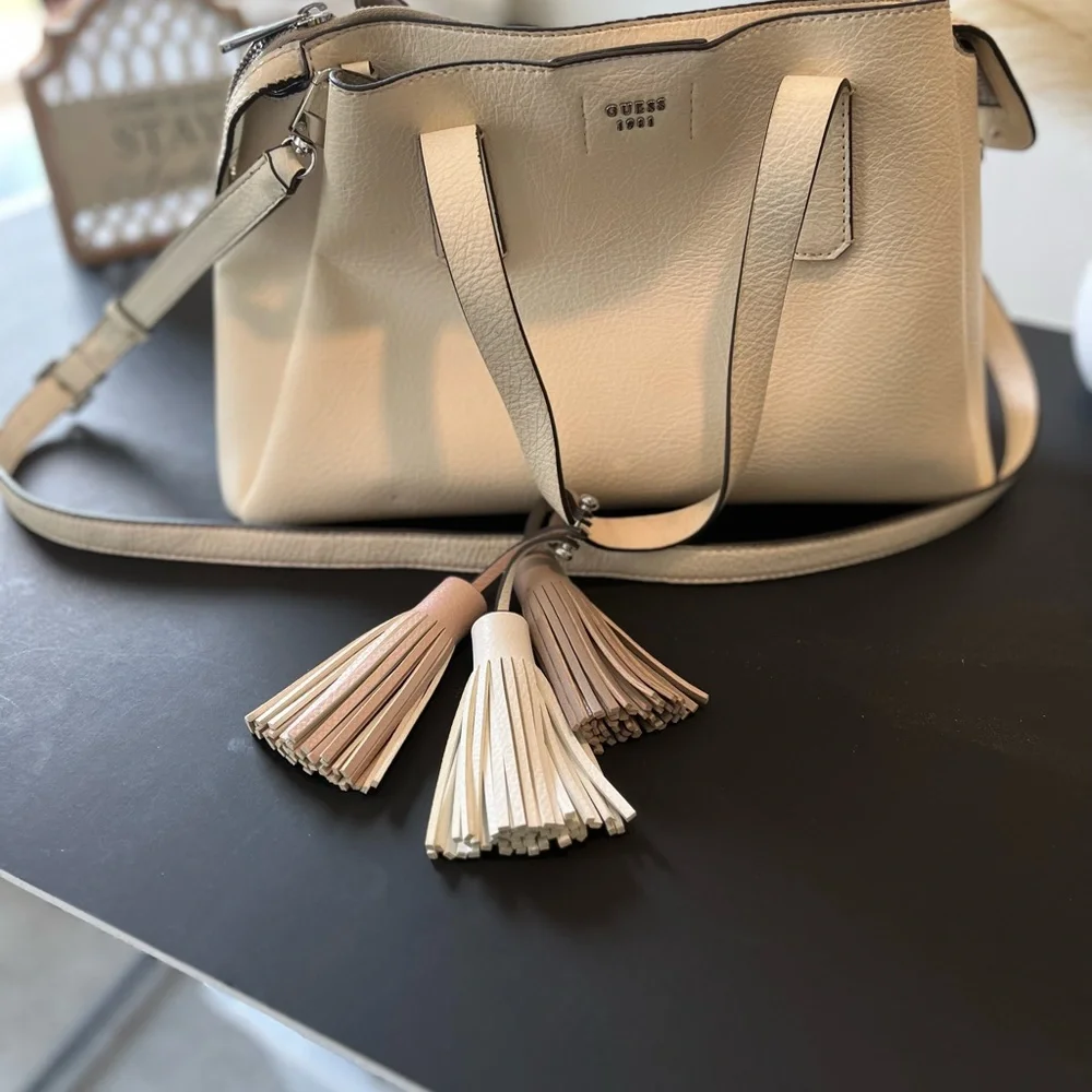 Guess Handbag - Picture 2 of 6